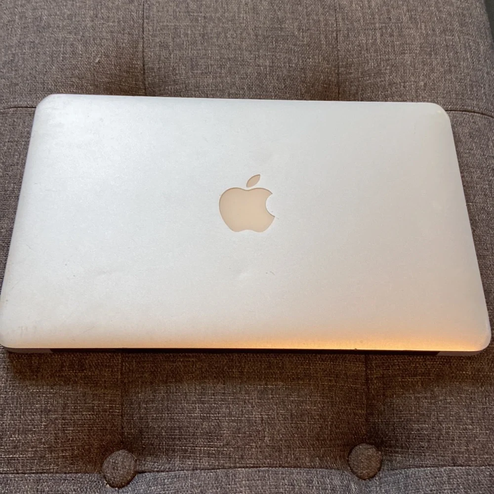 Apple MacBook Air (11-inch, Mid 2012) 1.7 GHz Intel Core i5 4 GV Laptop Silver